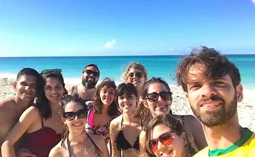 Taxis colectivos y privados en cuba