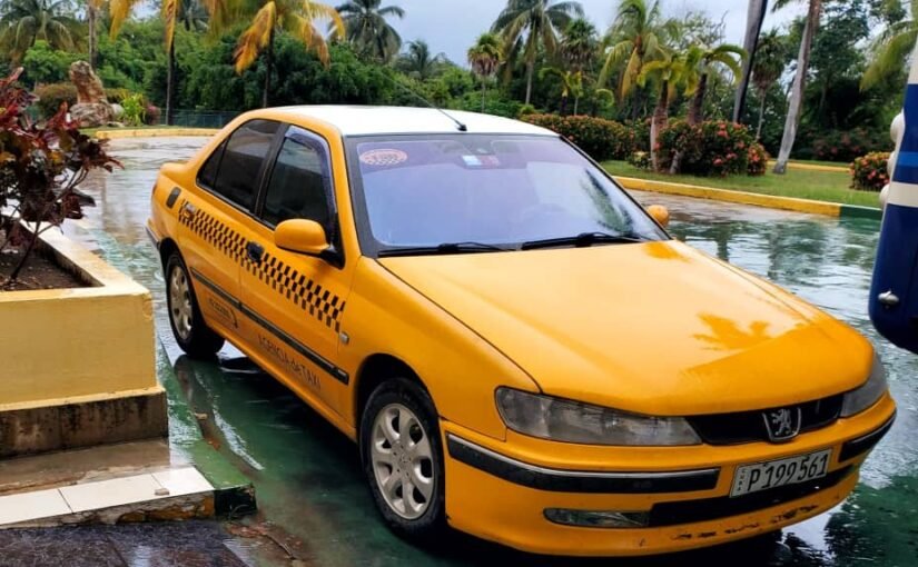 Taxi de La Habana a Viñales: taxi amarillo moderno en Cuba