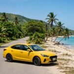 Coche amarillo moderno en la carretera de Playa Larga, en la Bahía de Cochinos