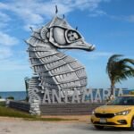 Coche amarillo moderno en la entrada de Cayo Santa María